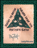 A Celtic knot triquetra tattoo surrounded by a dark green border. The background is a shoulder, with German text reading 'Dater in deine Hände lege ich meinen Geist' and a signature of tattoo artist Pat Fish