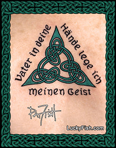 A Celtic knot triquetra tattoo surrounded by a dark green border. The background is a shoulder, with German text reading 'Dater in deine Hände lege ich meinen Geist' and a signature of tattoo artist Pat Fish